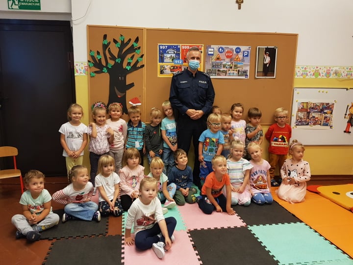 Grupa Wróbelki z policjantem
